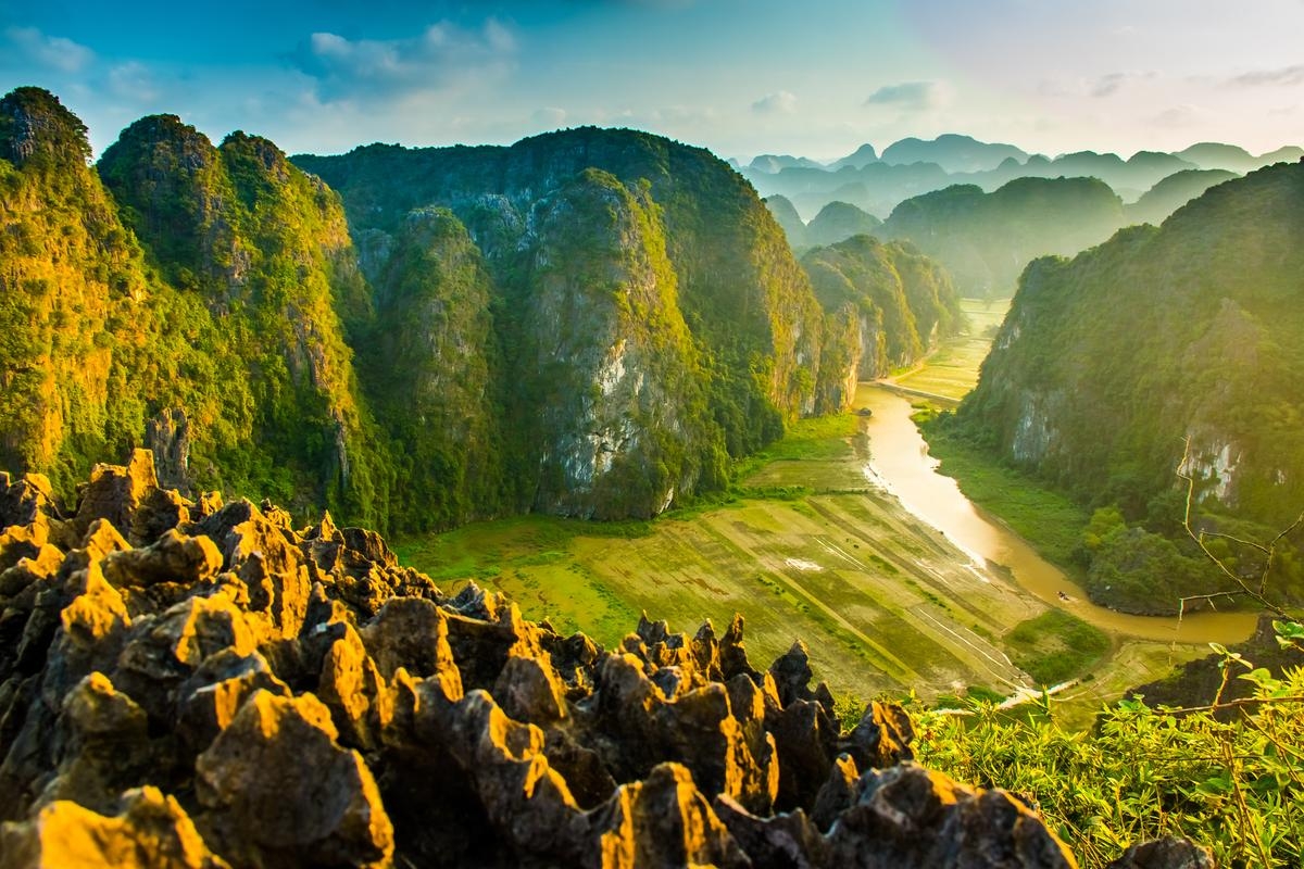 Hoa Lu – Tam Coc – Hang Mua 1 day tour itinerary